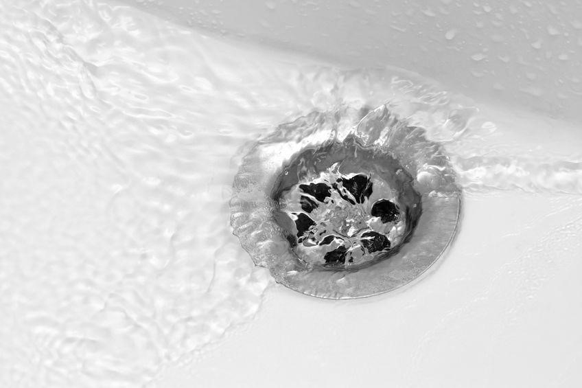 bath tub drain hole water